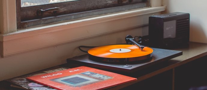 gray turntable playing